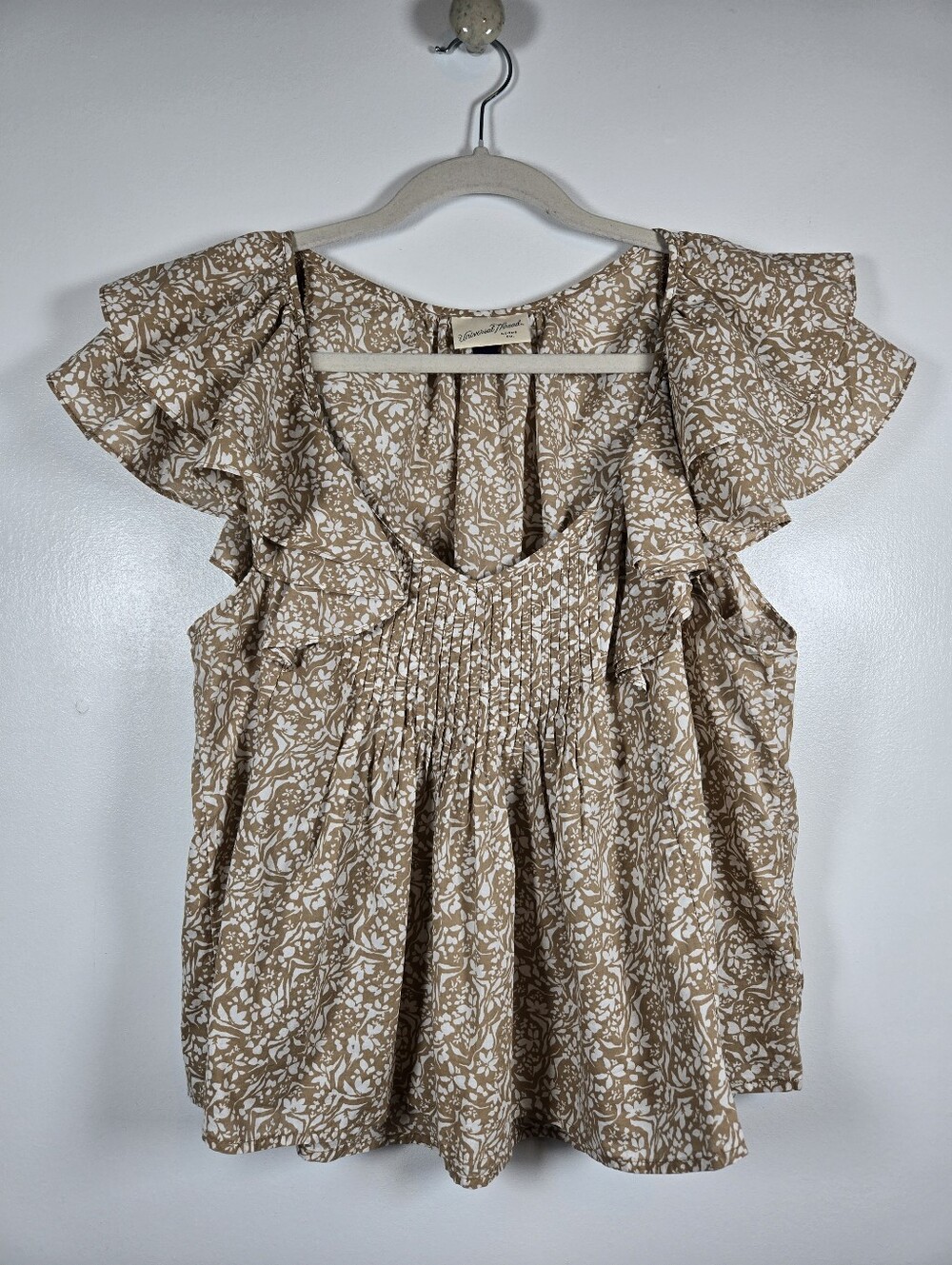 Universal Thread Tan White Ditsy Floral Flutter Sleeve Ruffle Top Size Medium